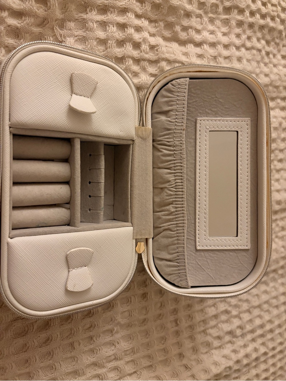 cupcakes & cashmere Cream Compact Travel Jewelry Case
